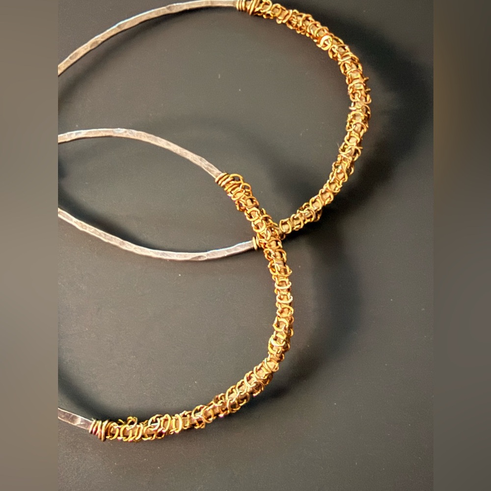 Hammered silver hoops with gold threads - Picture 2 of 3